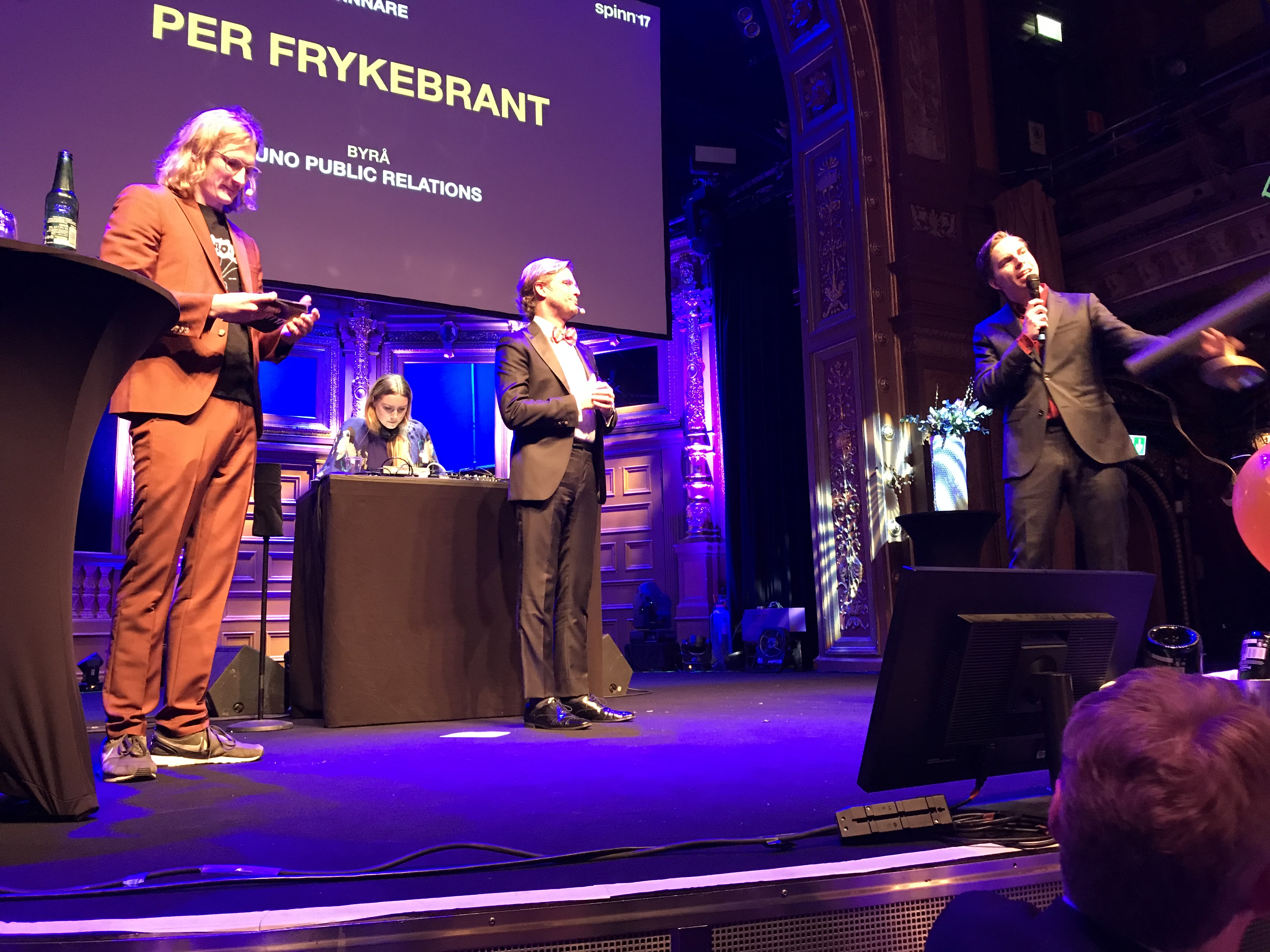 PRECIS ordförande Martin Peterson delar ut pris till årets Rookie Per Frykebrant på Spinn-galan